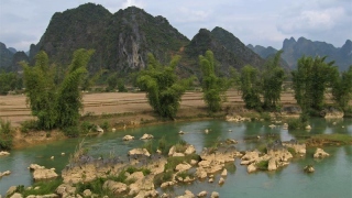 PERFECT BALANCE OF MOUNTAIN & RIVER