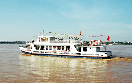 BOAT TRIP ON THE RED RIVER HANOI