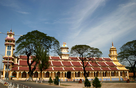 ADMIRE CAO DAI TEMPLE & EXPERIENCE CU CHI TUNNELS